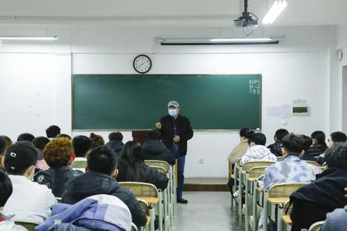 新学期开学第一天  华德人“犇”赴新征程
