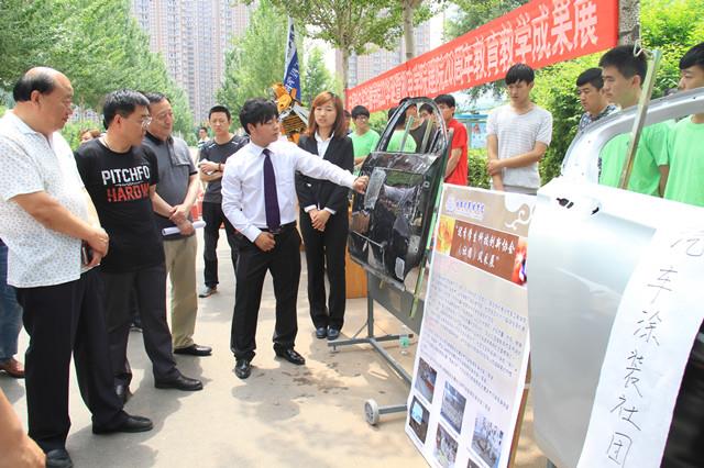 开展学生科技创新协会（社团）风采展示及纳新活动