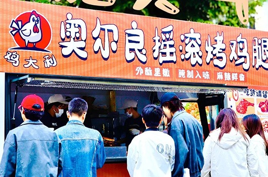 人潮涌动，美味集结！一起寻找校园里的烟火气