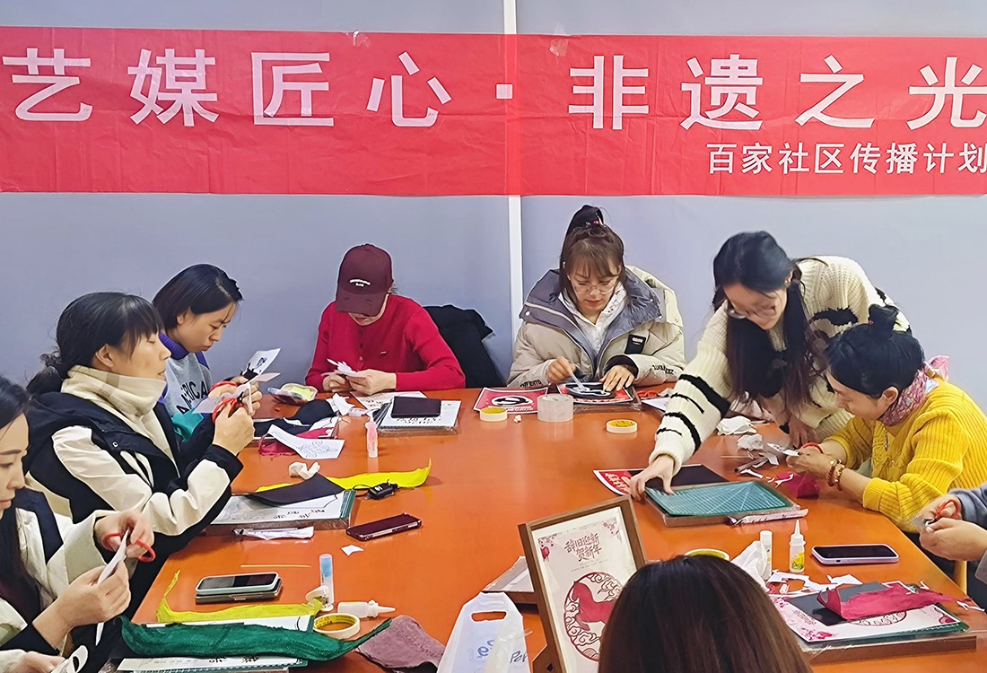 把课堂“搬”进社区！williamhill体育“艺媒匠心”社团用非遗技艺点亮文化之光