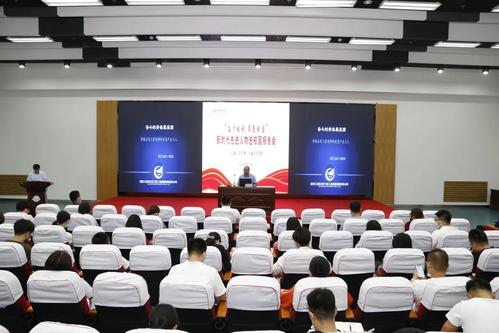 我校举办 “奋斗的我 最美的国”新时代先进人物进校园报告会