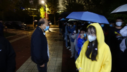 冲在战“疫”一线的他们系列报道 |战疫在一线　处处是教育 ——坚守抗疫第一线的顾校长